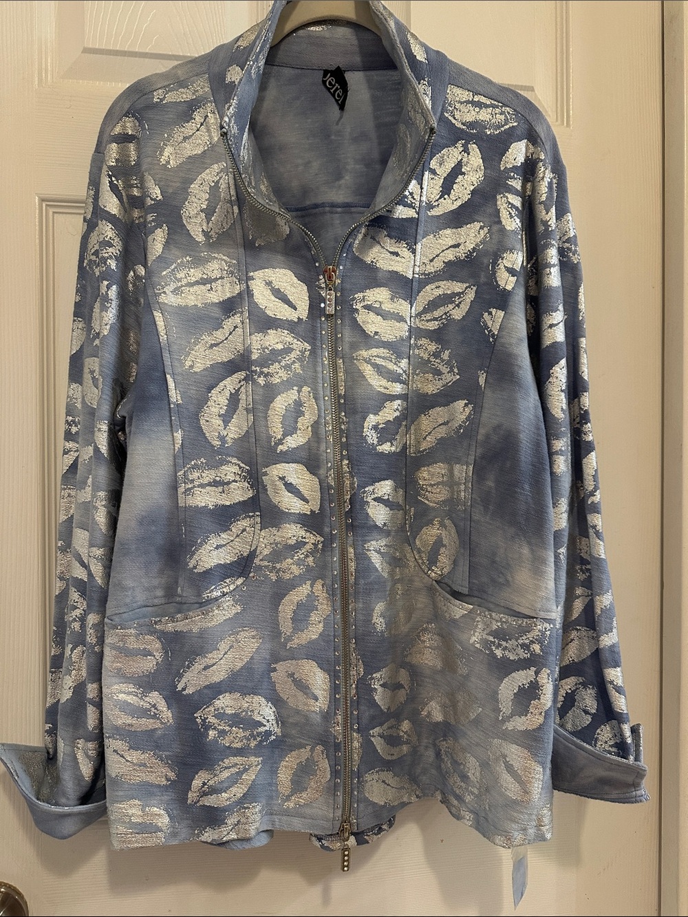 NWOT, berek Spin the Bottle 👄 Zip-Front Jacket with Silver Lip Print 💙